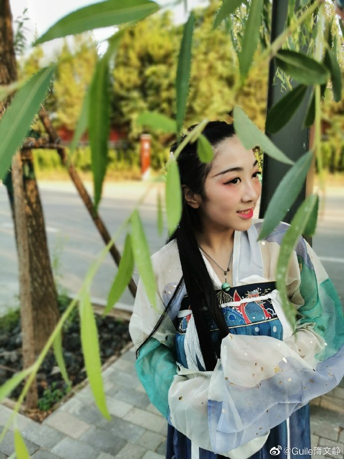 隋文静身穿汉服拍写真