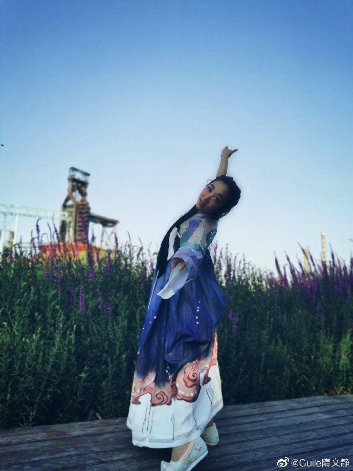 隋文静身穿汉服拍写真