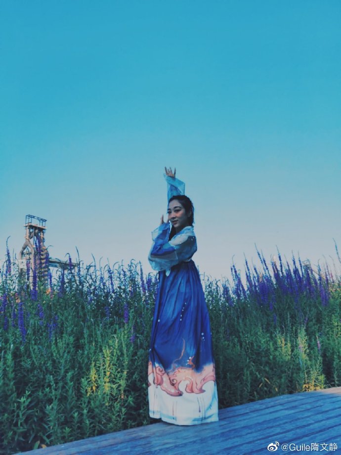 隋文静身穿汉服拍写真