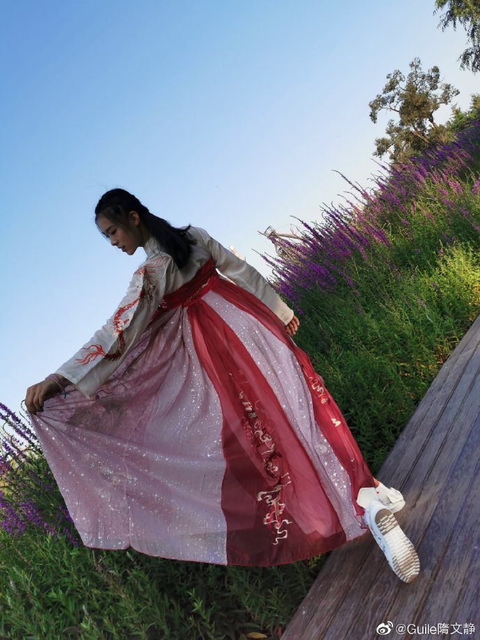 隋文静身穿汉服拍写真