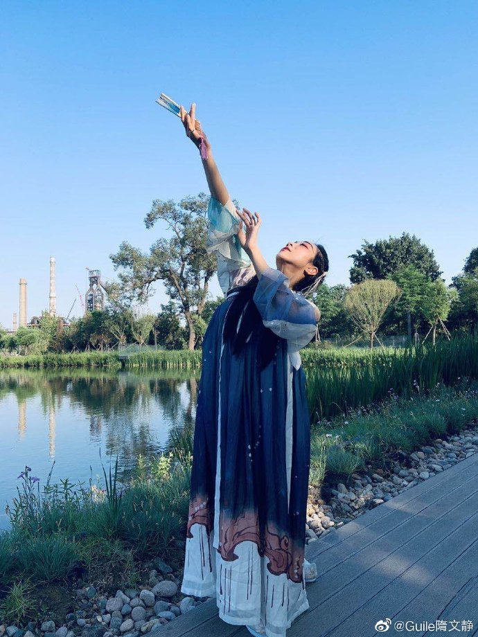 隋文静身穿汉服拍写真