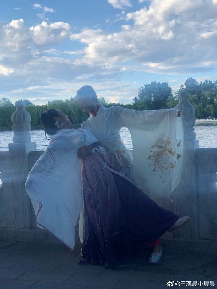 隋文静身穿汉服拍写真