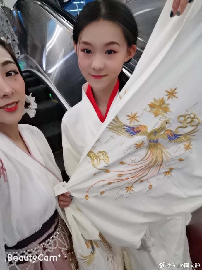 隋文静身穿汉服拍写真