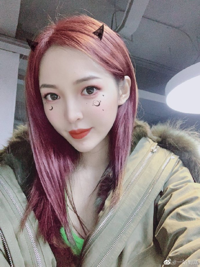 台球美女裁判穿紧身黑裙拍写真