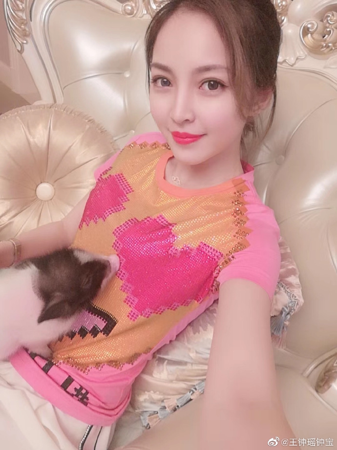 台球美女裁判穿紧身黑裙拍写真