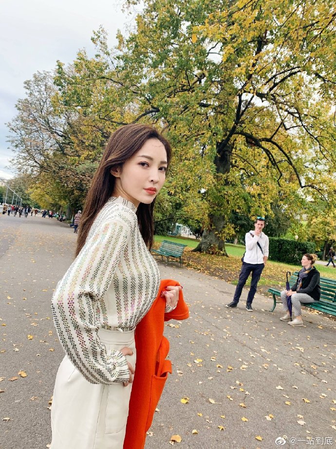 台球美女裁判穿紧身黑裙拍写真