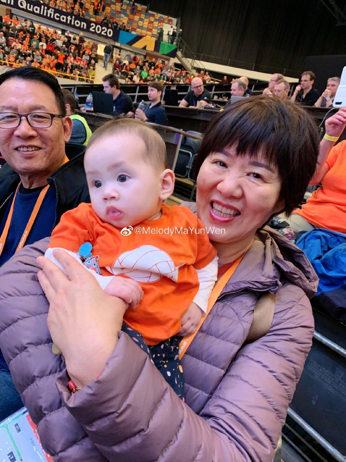 郎平荷兰观战怀抱马蕴雯宝宝
