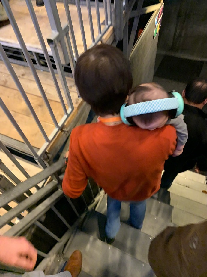 郎平荷兰观战怀抱马蕴雯宝宝