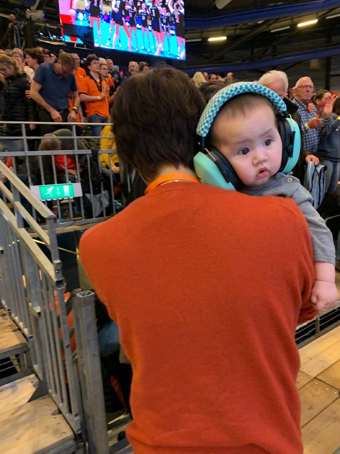 郎平荷兰观战怀抱马蕴雯宝宝