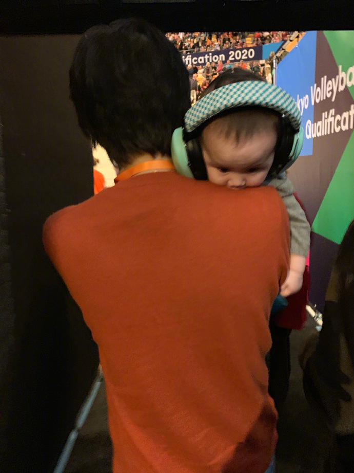 郎平荷兰观战怀抱马蕴雯宝宝