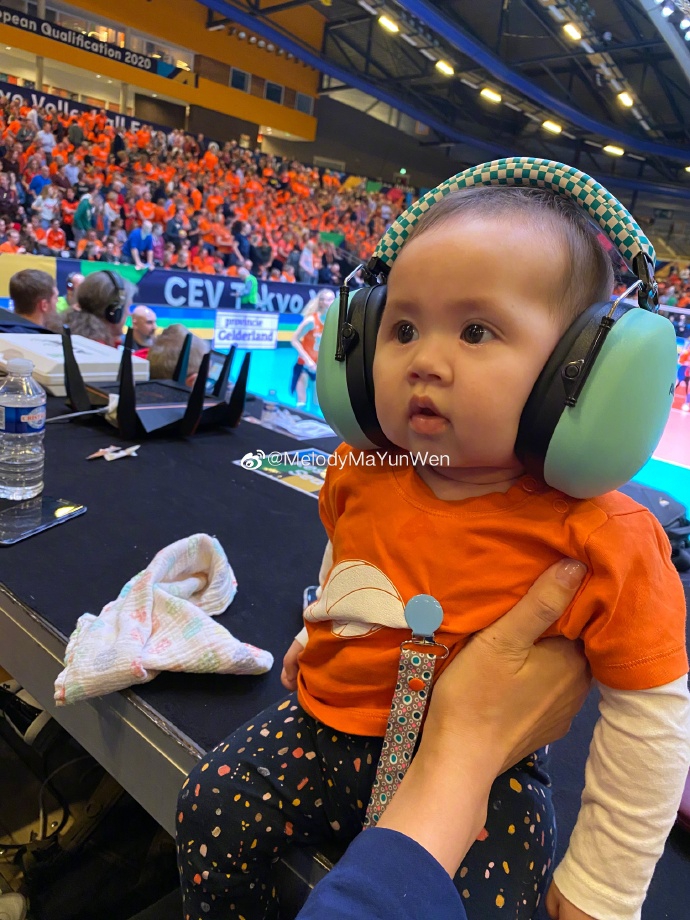 郎平荷兰观战怀抱马蕴雯宝宝