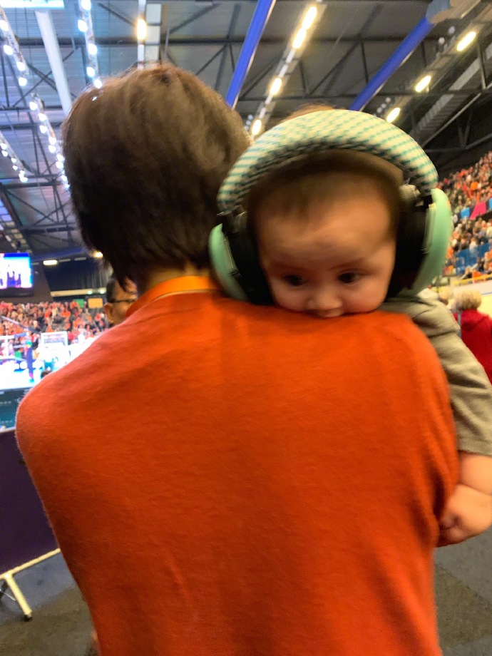 郎平荷兰观战怀抱马蕴雯宝宝