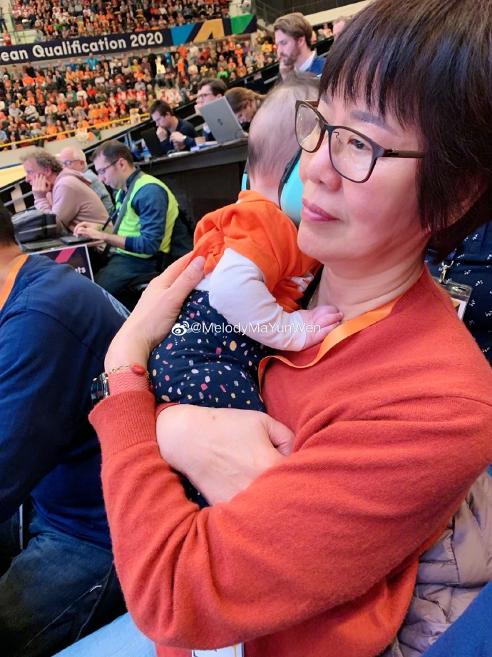郎平荷兰观战怀抱马蕴雯宝宝