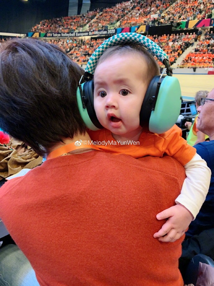 郎平荷兰观战怀抱马蕴雯宝宝