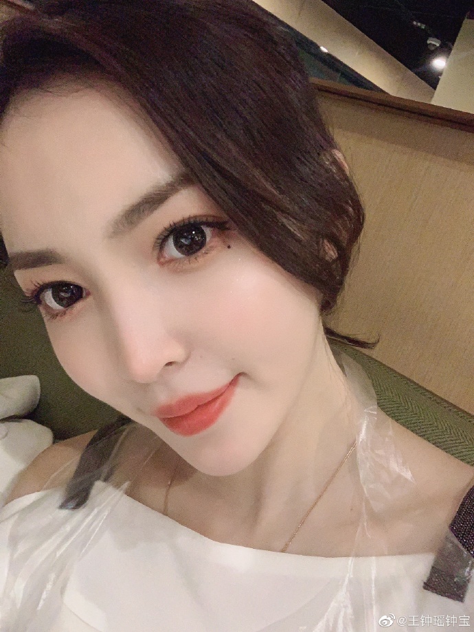 台球美女裁判旗袍秀