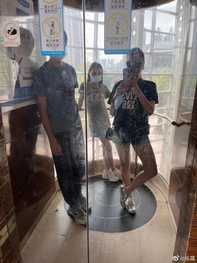 花滑名宿陈露晒和混血儿女合影