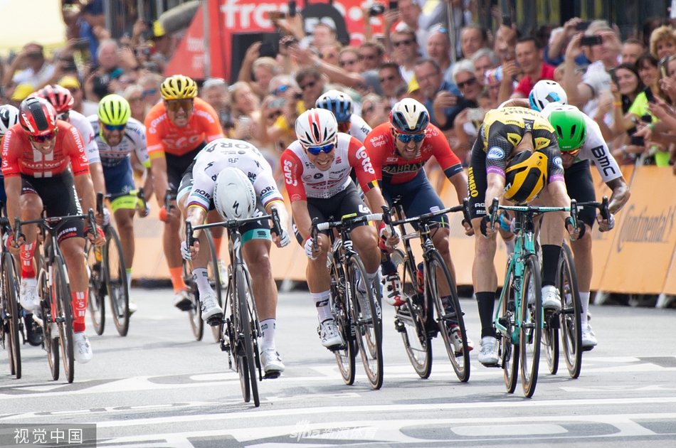 环法第1赛段迈克-特尼森夺冠