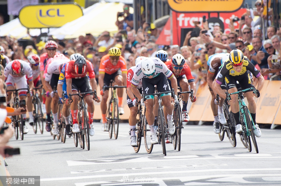 环法第1赛段迈克-特尼森夺冠