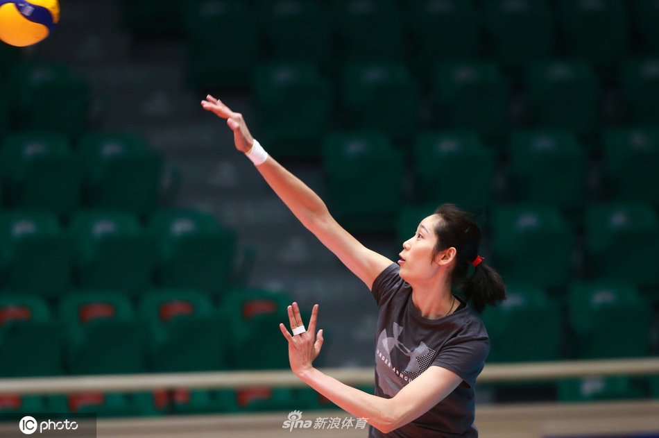 天津女排备战朱婷很投入