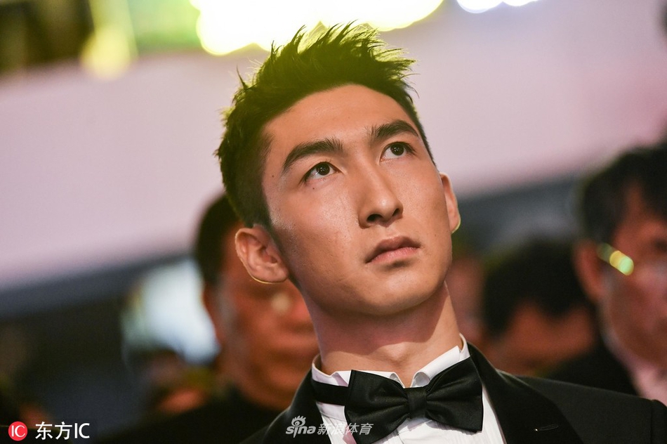 武大靖出席活动气质非凡