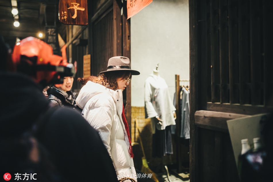 傅园慧录制综艺节目黑白红搭配