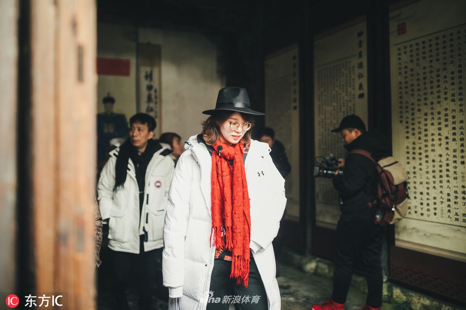 傅园慧录制综艺节目黑白红搭配