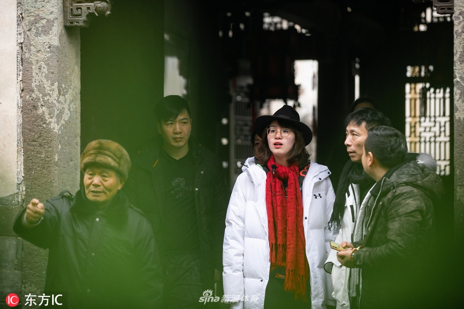 傅园慧录制综艺节目黑白红搭配