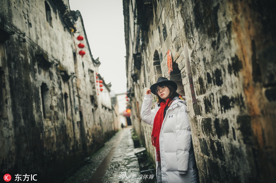 傅园慧录制综艺节目黑白红搭配