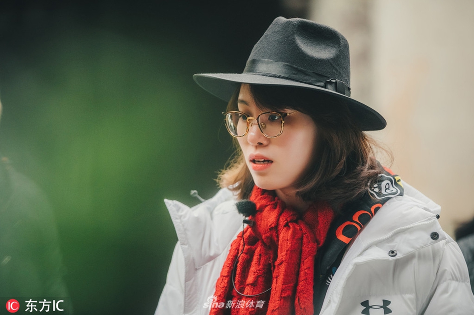 傅园慧录制综艺节目黑白红搭配