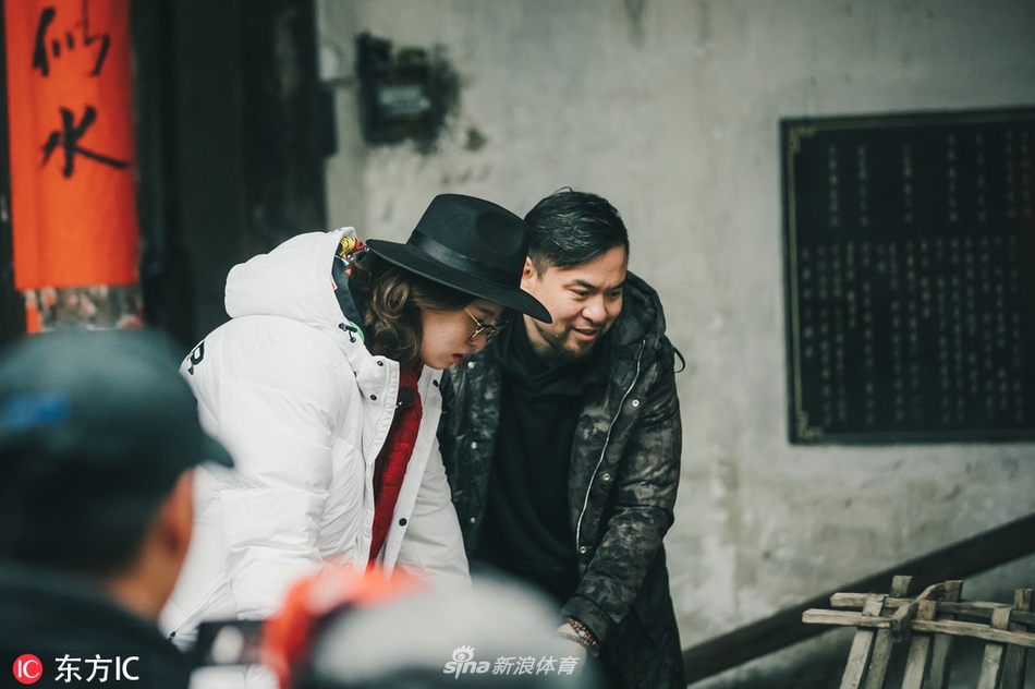 傅园慧录制综艺节目黑白红搭配