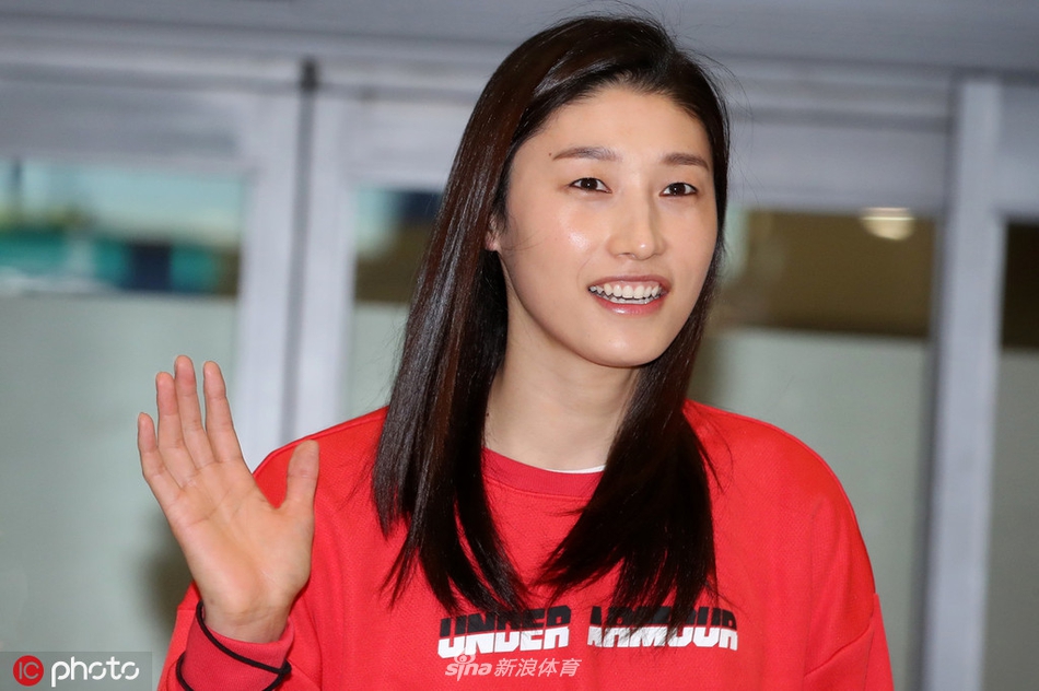 金软景回国微笑向粉丝招手致意