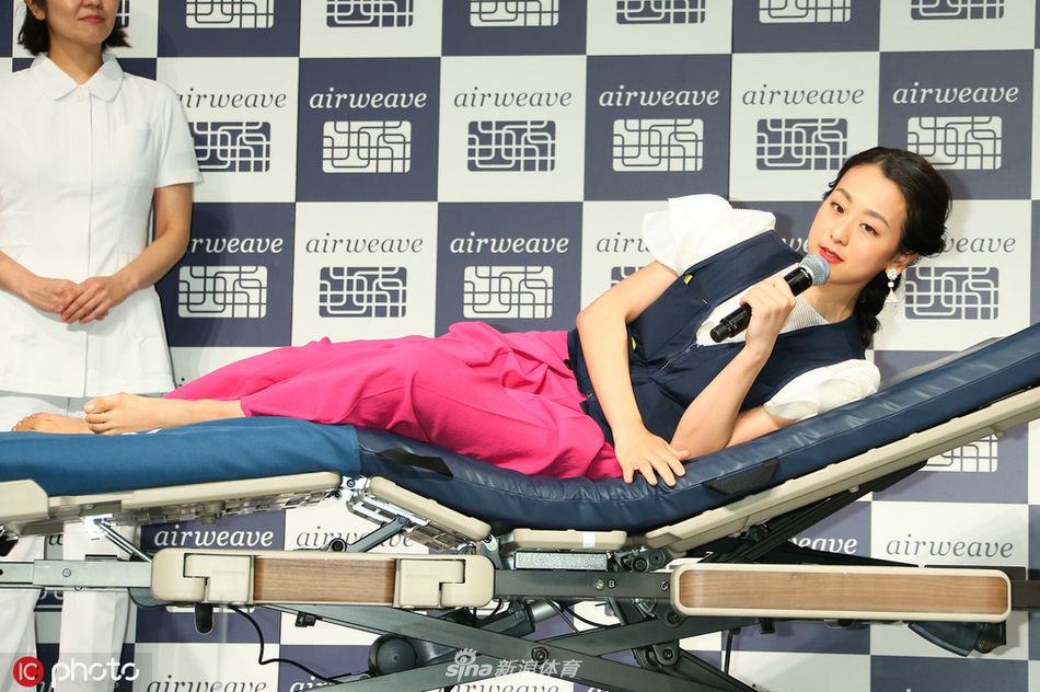 浅田真央携爱犬出席活动