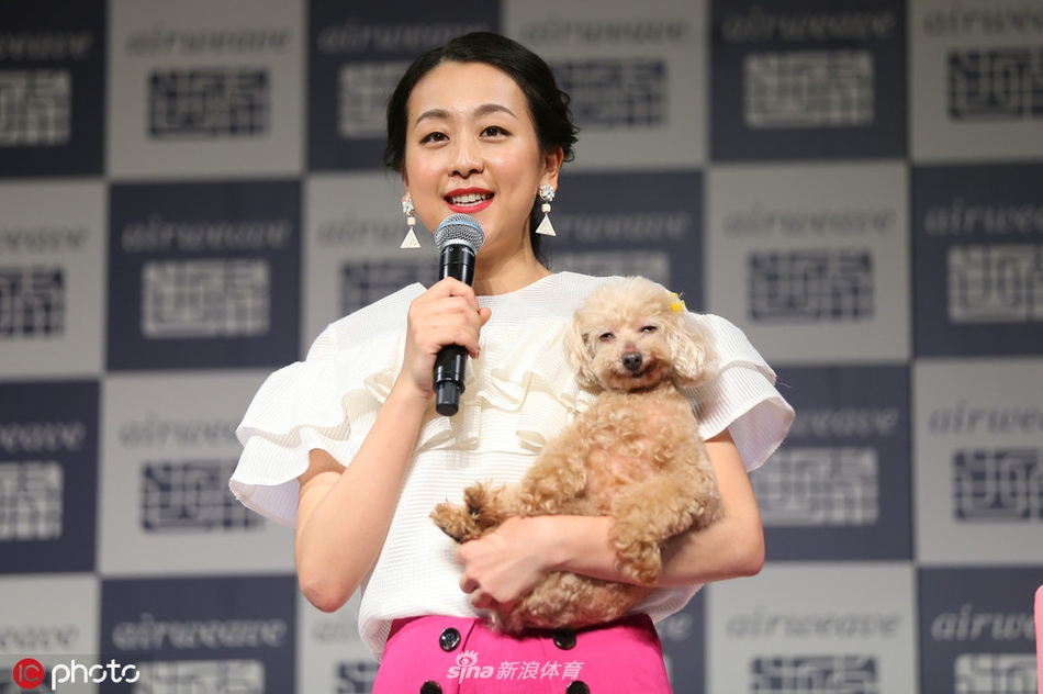 浅田真央携爱犬出席活动