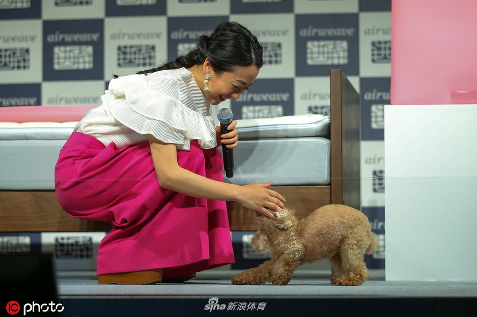 浅田真央携爱犬出席活动
