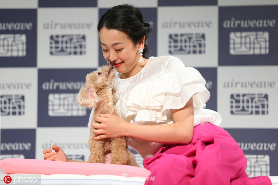浅田真央携爱犬出席活动
