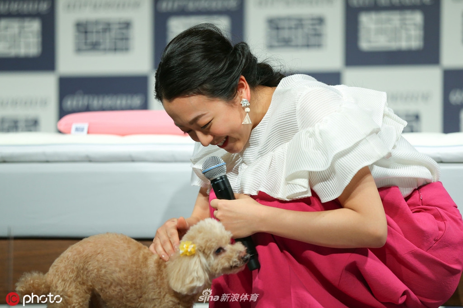 浅田真央携爱犬出席活动