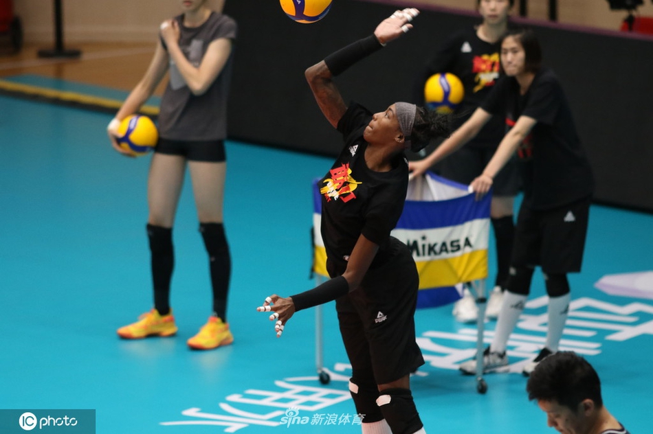 天津女排备战朱婷很投入