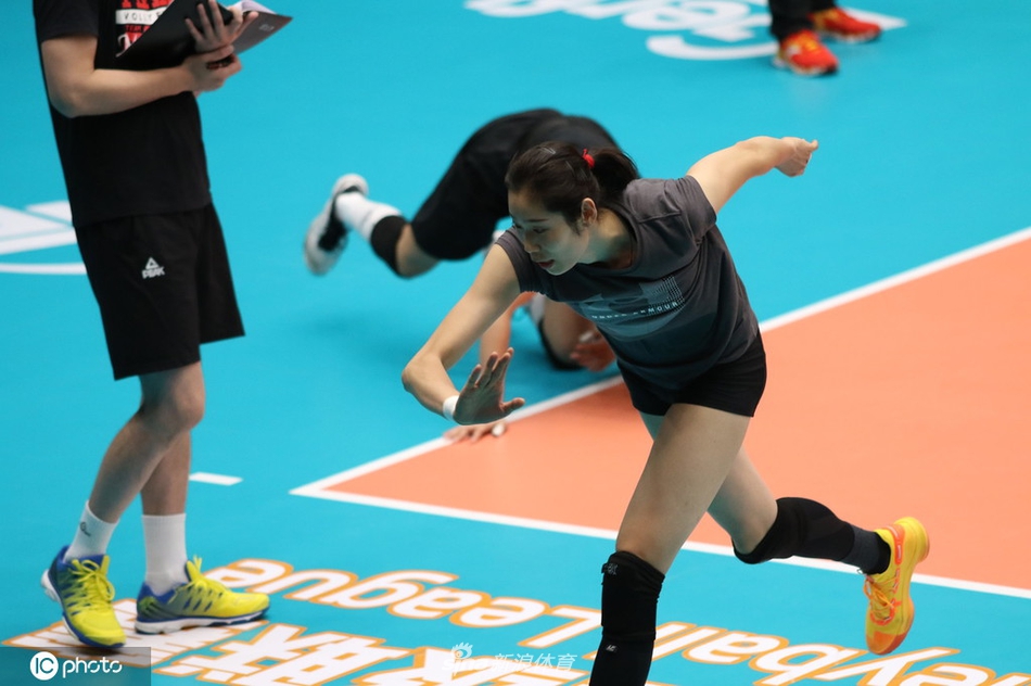 天津女排备战朱婷很投入