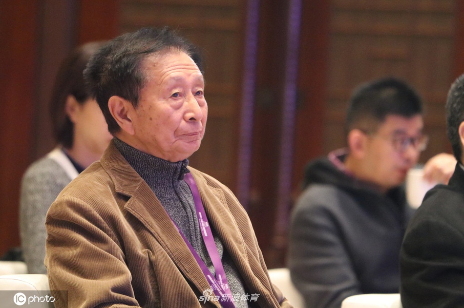 陈忠和携女排弟子出席论坛