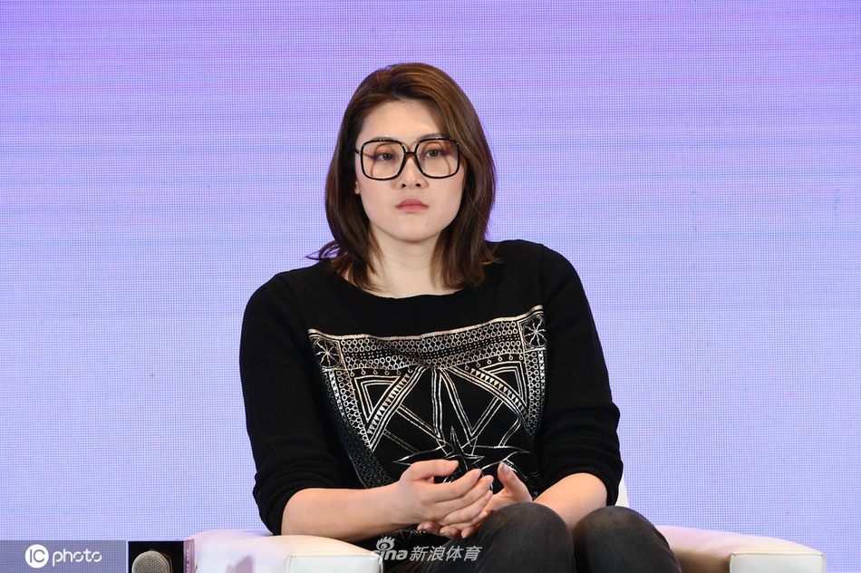 陈忠和携女排弟子出席论坛