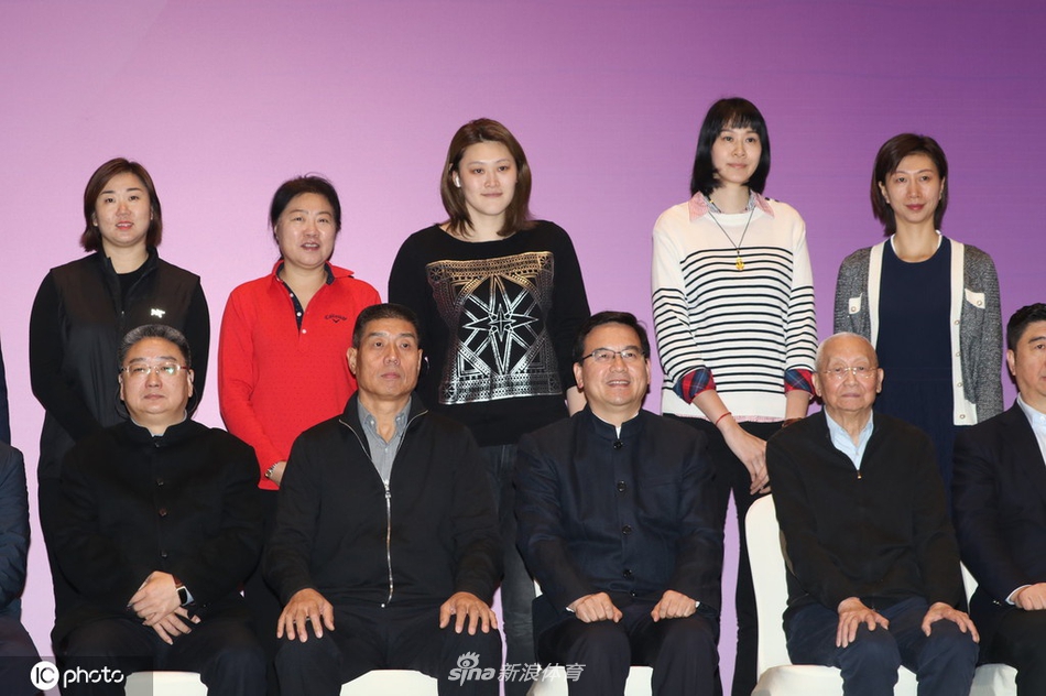 陈忠和携女排弟子出席论坛