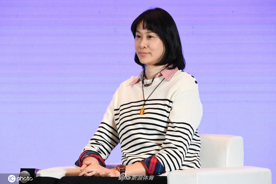 陈忠和携女排弟子出席论坛