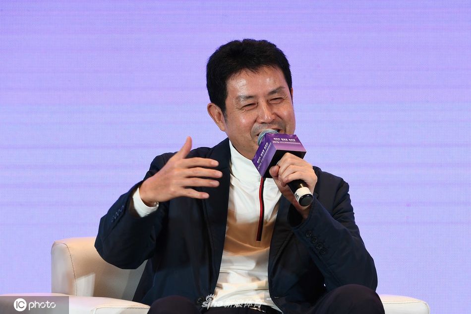 陈忠和携女排弟子出席论坛