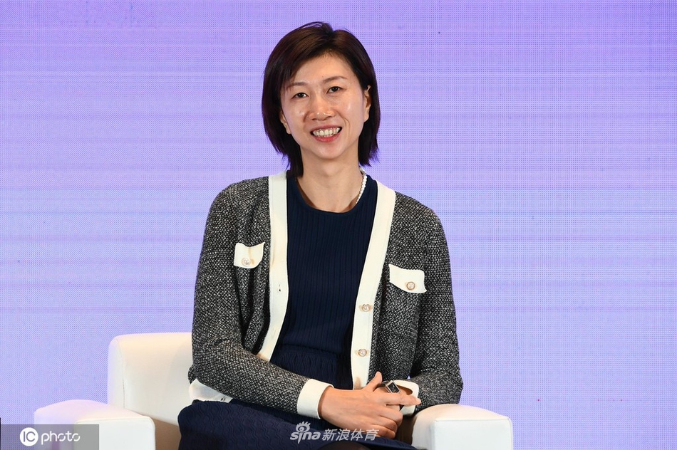 陈忠和携女排弟子出席论坛