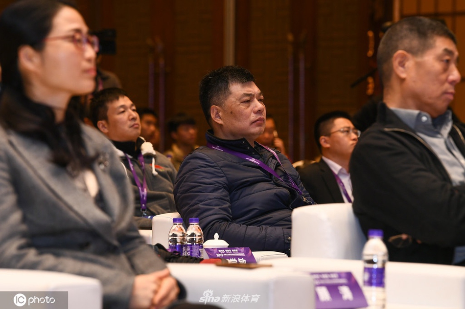 陈忠和携女排弟子出席论坛