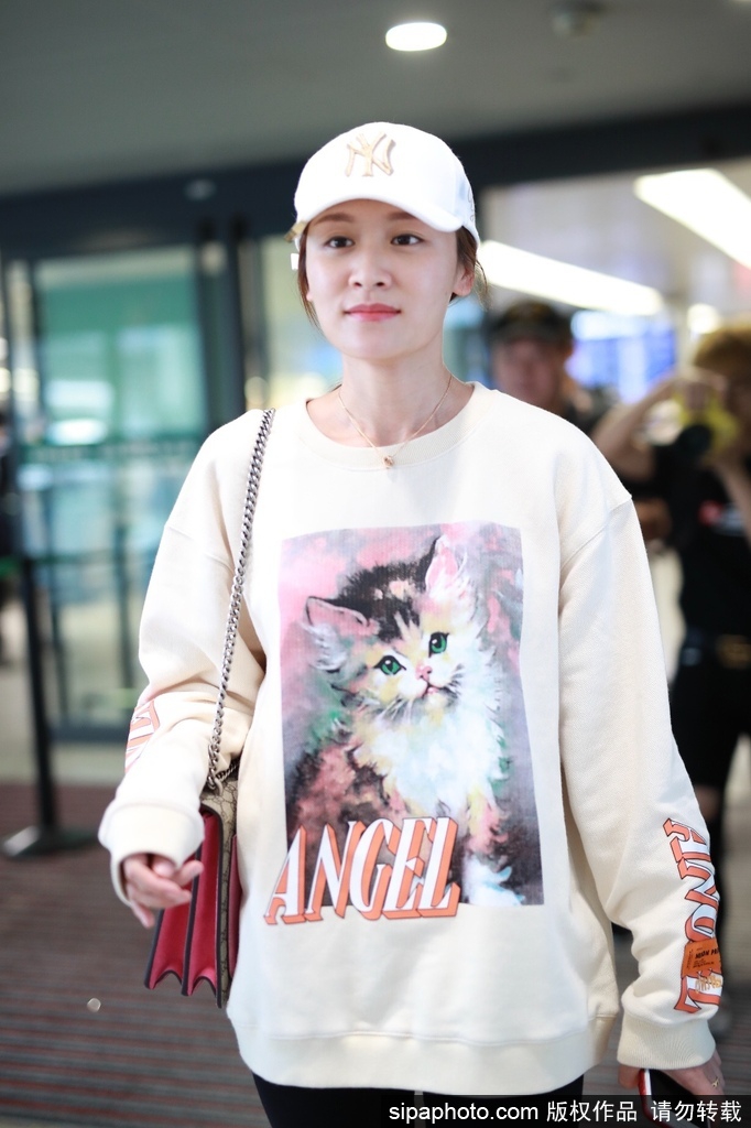 叶一茜现身上海机场