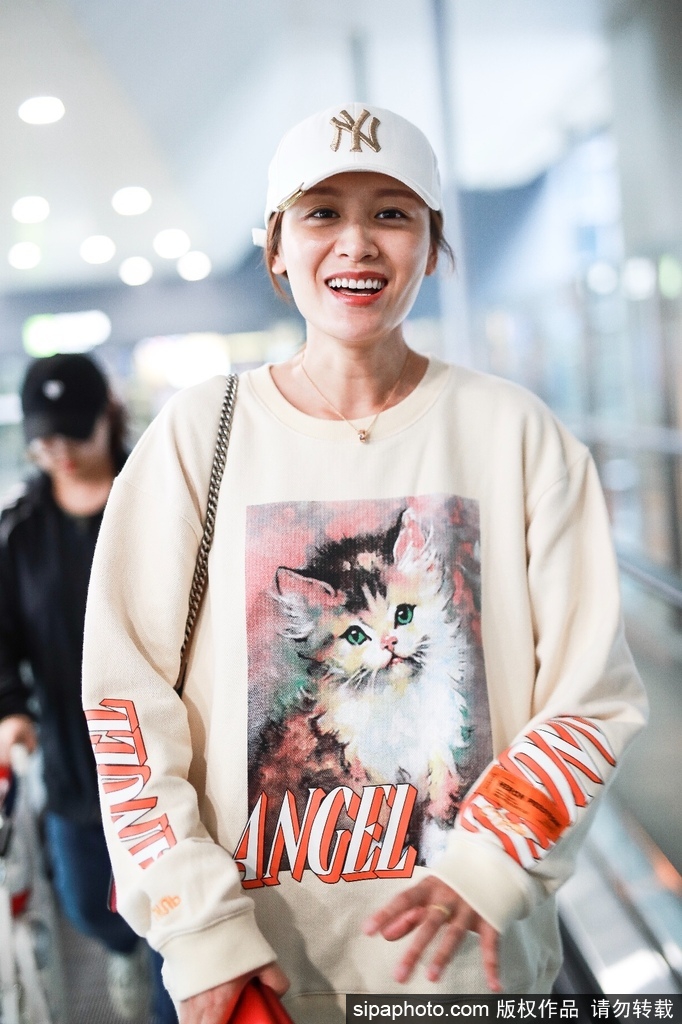 叶一茜现身上海机场