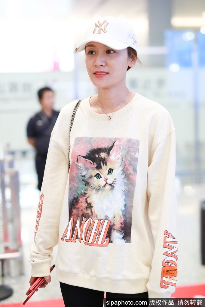 叶一茜现身上海机场