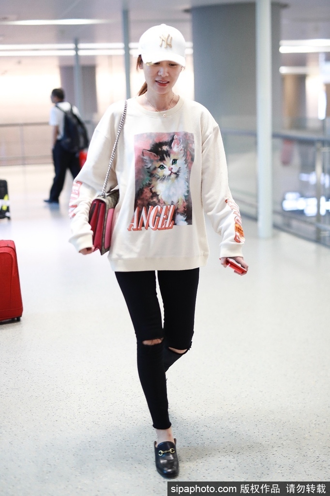 叶一茜现身上海机场