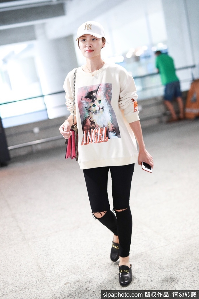 叶一茜现身上海机场